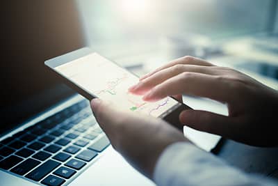 腾讯以每人价值6万左右的100股腾讯股票发行阳光奖